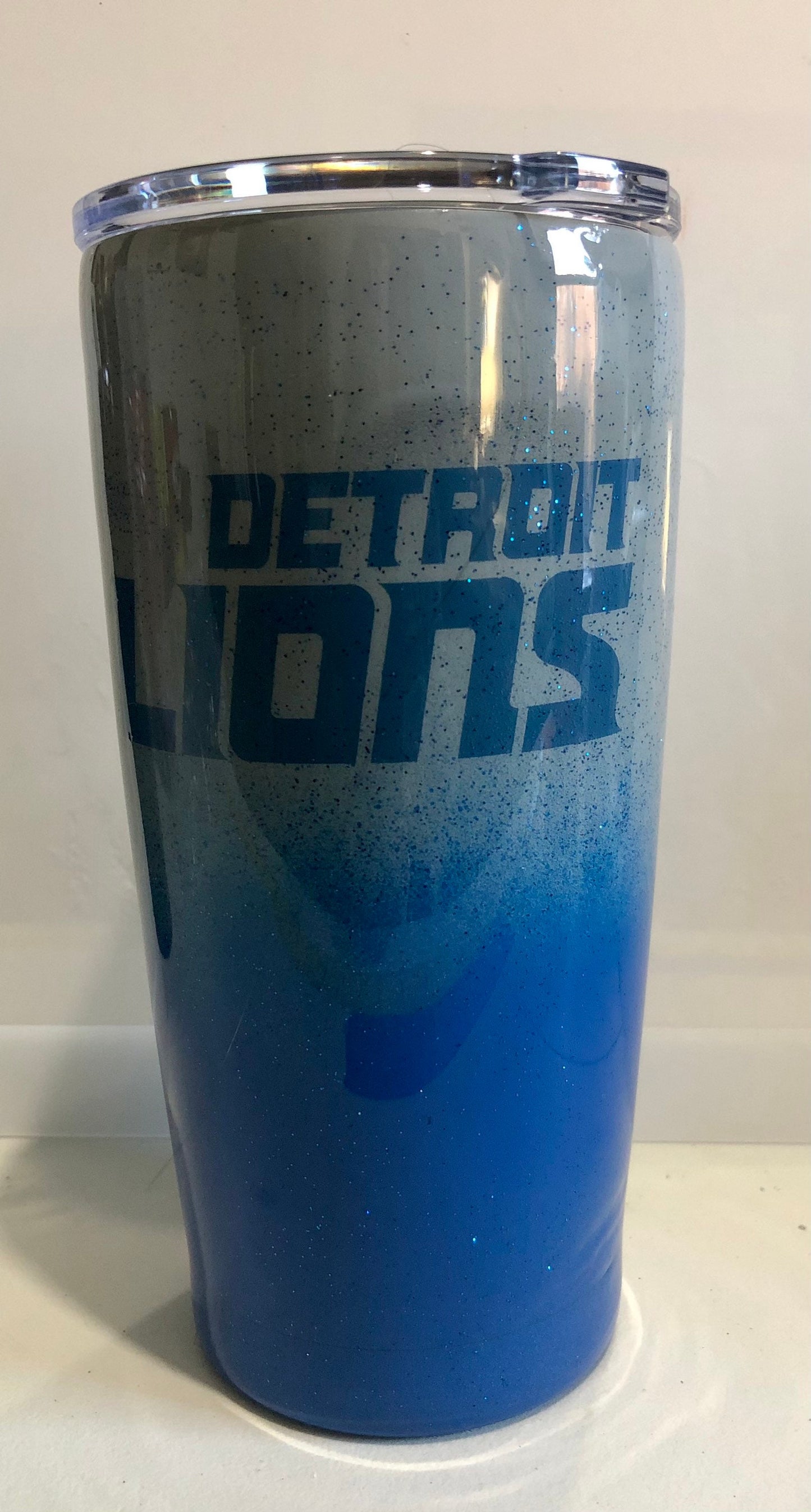 For all the Detroit Lions fans. Enjoy a beverage in this 20oz Tumbler.
